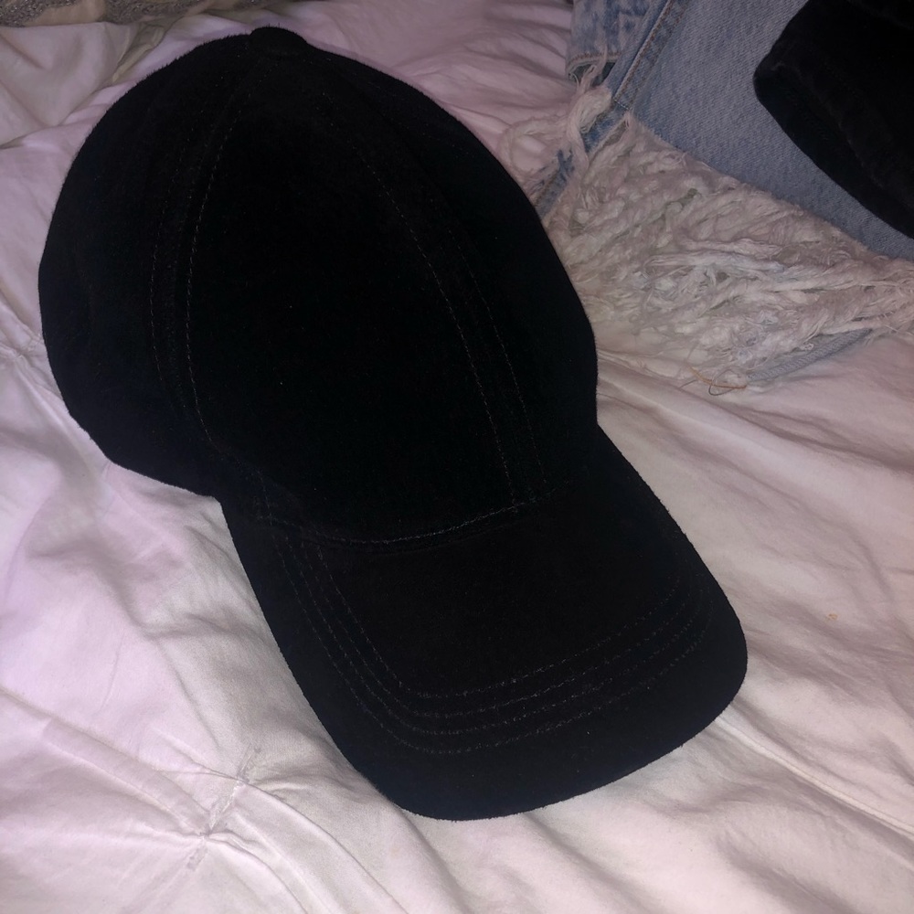 black statement hat
